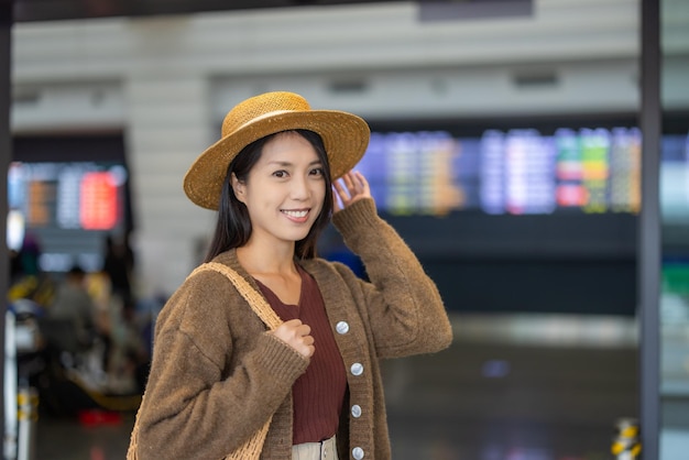 Touristenfrau fährt im Flughafen.