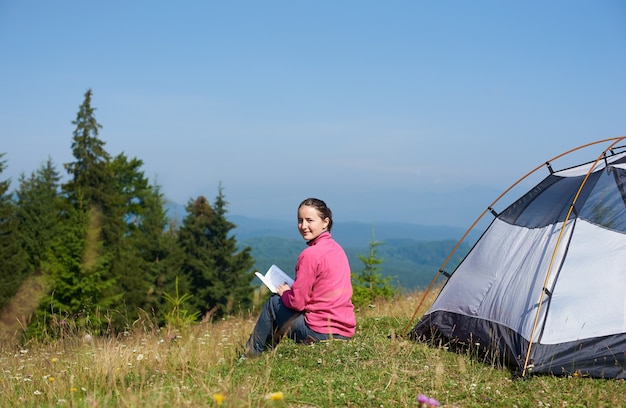 Touristenfrau im Touristenzelt