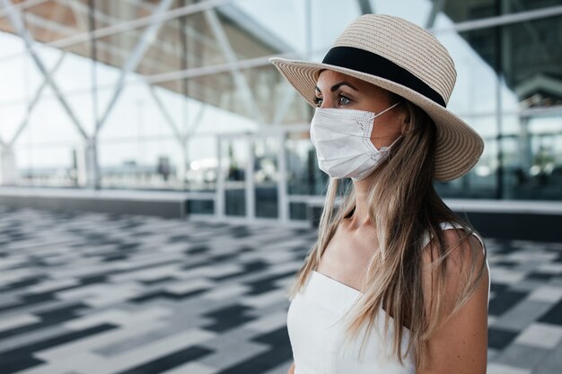 Touristenfrau in verrückter Maske