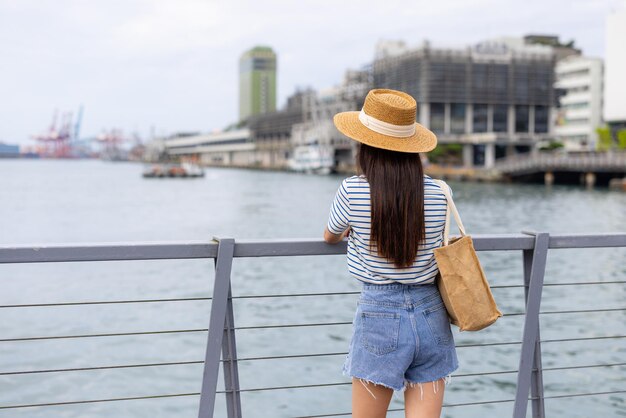 Touristenfrau schaut auf das Meer in Keelung in Taiwan