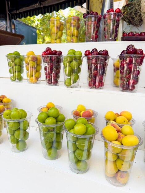 Foto touristengeschäft für frische früchte, glas, pflaumen und früchte