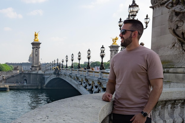 Touristenjunge auf der Brücke Alexander III in Paris