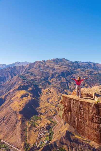 Touristenmädchen auf einem extremen Felsvorsprung in der Felsen Trollzunge