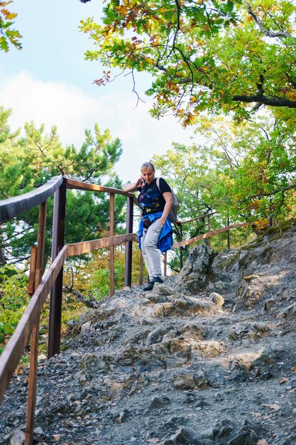 Touristenmädchen auf einem felsigen Bergweg