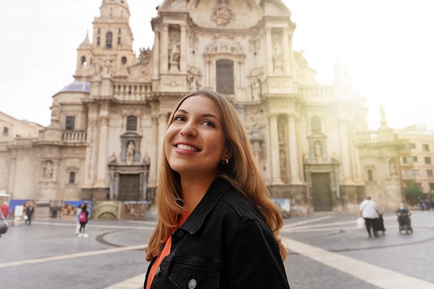 Touristenmädchen besucht Murcia mit der Kathedrale der Heiligen Maria im Hintergrund Murcia Spanien