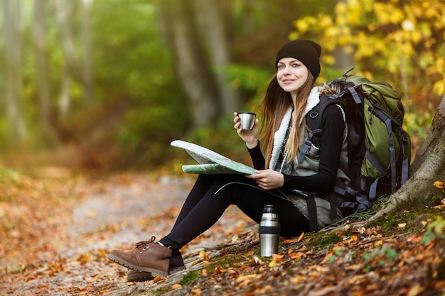 Touristenmädchen im Wald