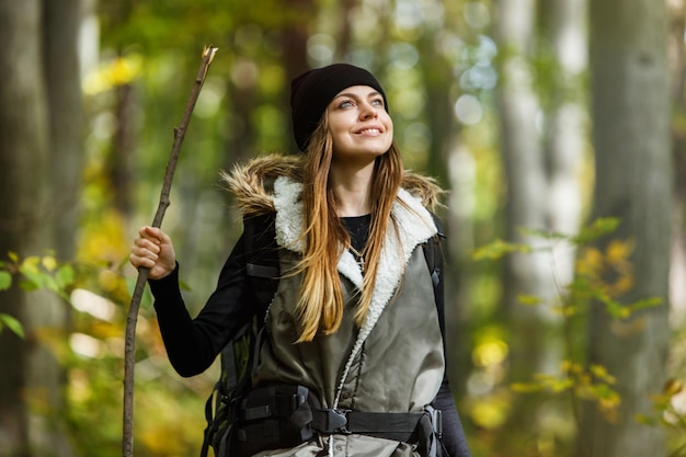 Touristenmädchen im Wald