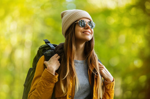 Touristenmädchen im Wald