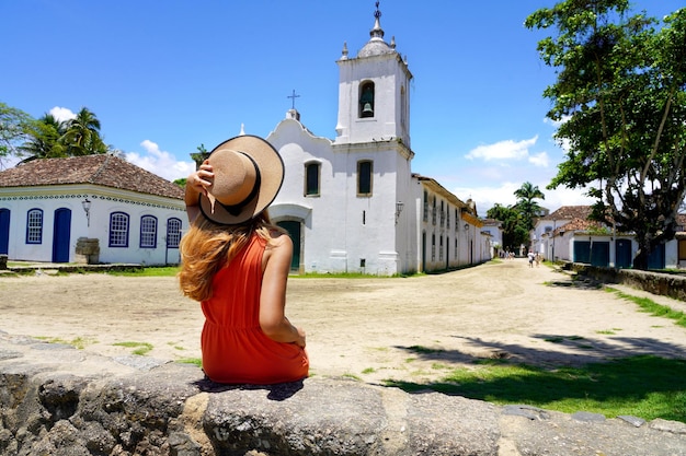 Touristenmädchen in der historischen Kulturstadt Paraty im brasilianischen Bundesstaat Rio de Janeiro