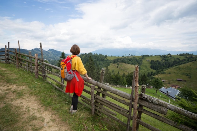 Touristenmädchen steht in den Bergen