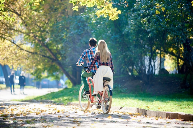 Touristenpaar Radfahren