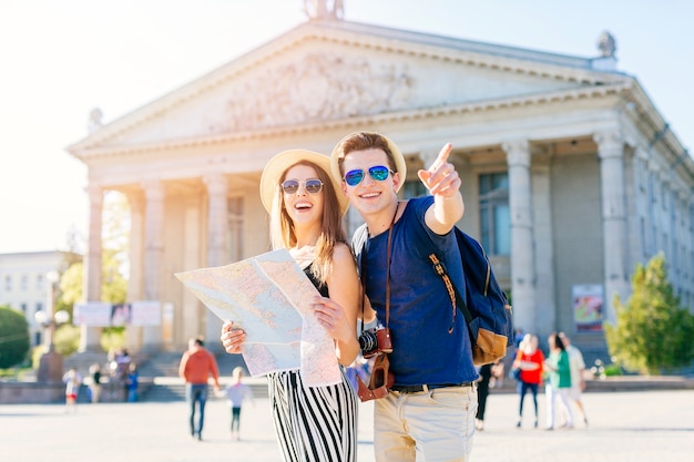 Foto touristenpaare in der stadt