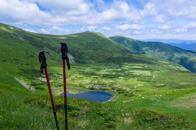 Touristenstöcke vor dem hintergrund eines Panoramas der Berge