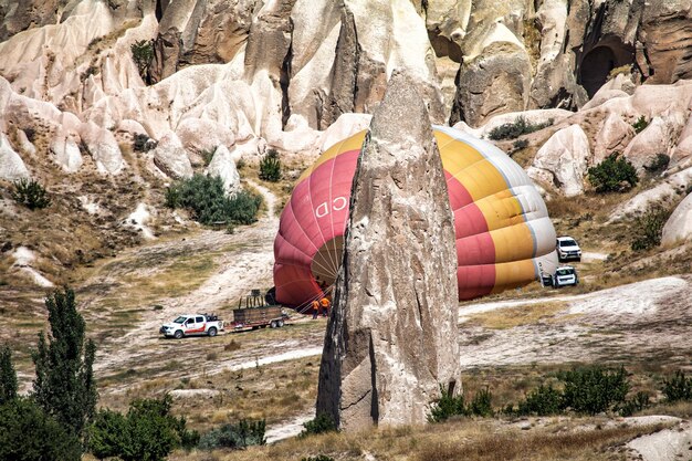 Foto touristenunterhaltung aufstieg in einem heißluftballon installation eines ballons