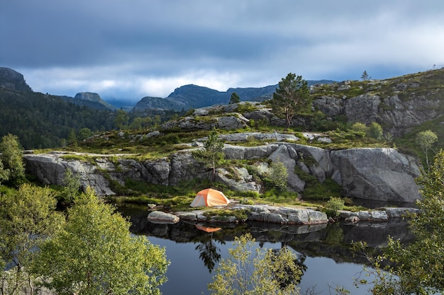 Touristenzelt am Ufer eines Sees in den Bergen Schöne Natur Norwegens Naturlandschaft