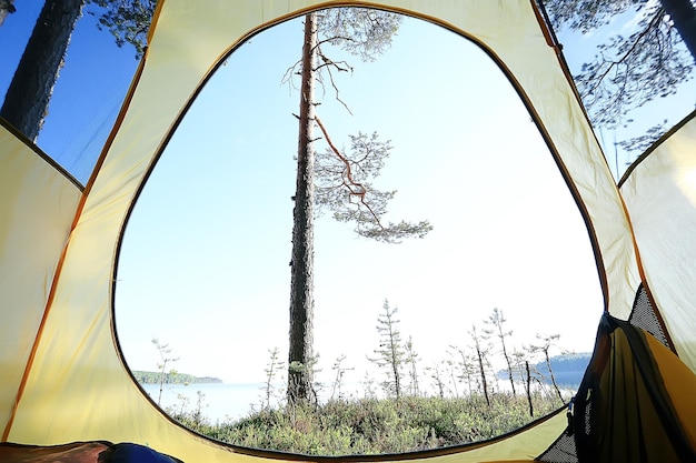 Touristenzelt im Sommerwald / Sommerferien im Wald, Zeltinnenansicht, Camping