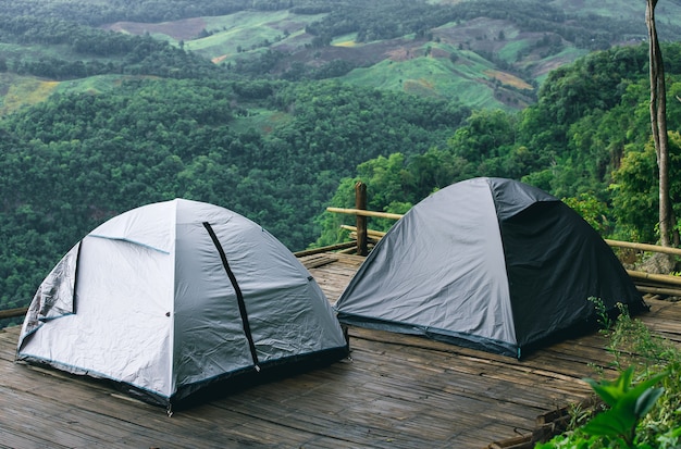 Touristenzeltcamping in den Bergen