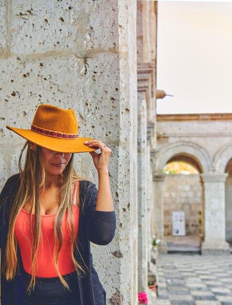 Touristin, die im Urlaub auf der Straße von Arequipa, Peru, spazieren geht