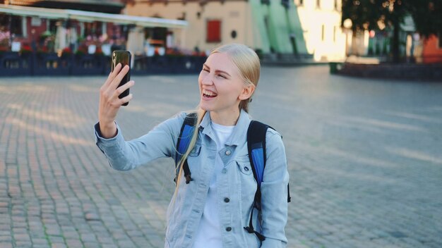 Touristin, die Videoanruf auf Smartphone vom Ort ihres Besuchs macht