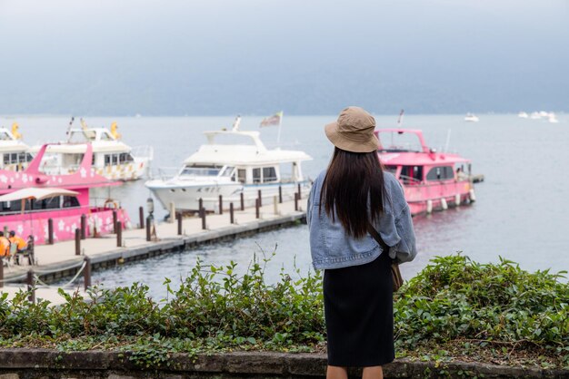 Touristin geht zum Sonnen-Mond-See in Nantou in Taiwan