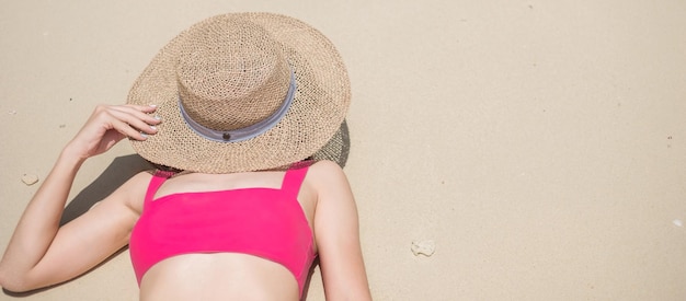 Touristin in rosafarbenem Badeanzug und Hut glücklicher Reisender beim Sonnenbaden am Paradise Beach auf den Inseln Reiseziel Fernweh Asien Reise tropischer Sommerurlaub und Urlaubskonzept