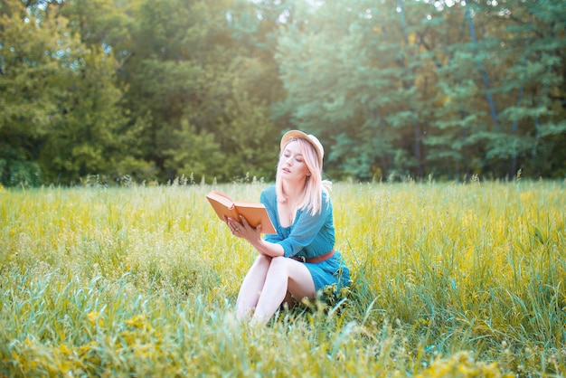 Touristinnen lesen Bücher in ruhiger Natur.