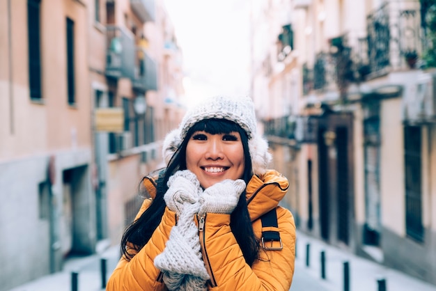 Touristische asiatische Frau in der europäischen Straße. Tourismus-Konzept.