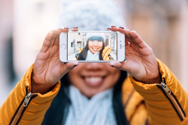 Touristische asiatische Frau mit Handy in der europäischen Straße. Tourismus-Konzept.