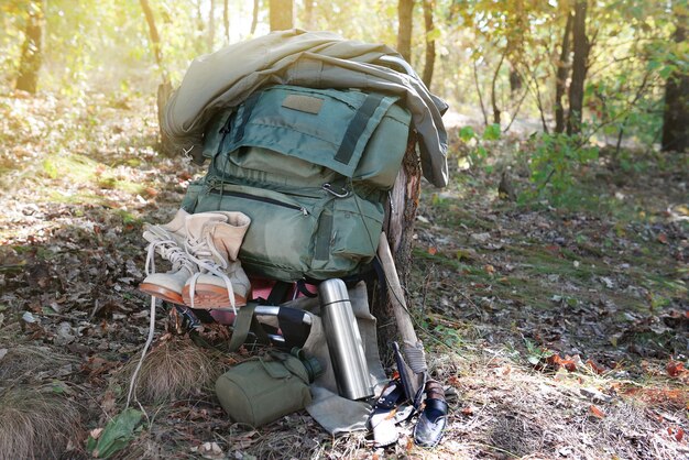 Touristische Ausrüstung im Wald