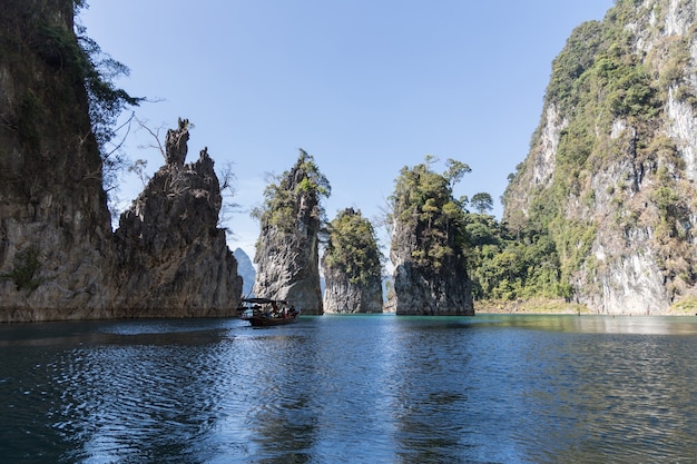 Foto touristische bootsansicht mit malerischer landschaft der naturfelsenberginsel khao sok nationalpark in thailand. schönes thailand.