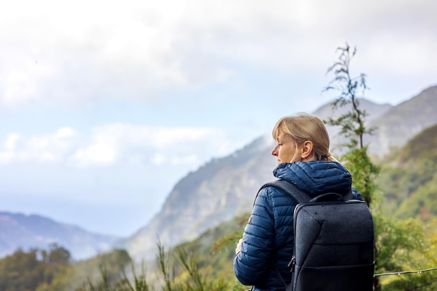 Touristische Frau, die die Landschaft von Madeira genießt