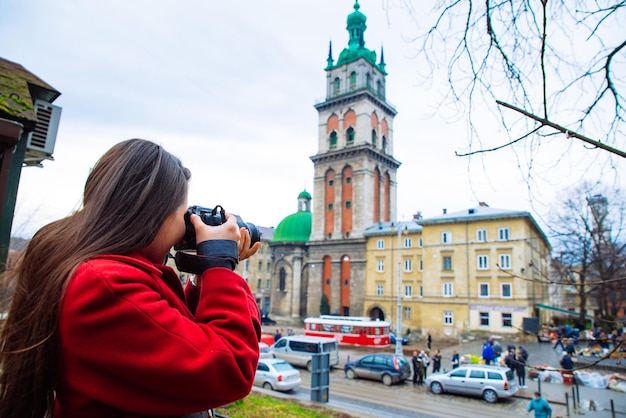 Touristische Frau, die ein Foto des alten europäischen Stadtreisekonzepts macht