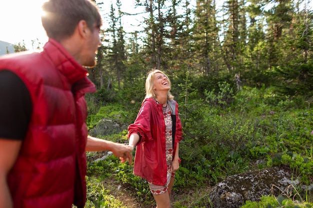 Touristische Frau hält die Hand des Mannes und führt ihn auf die Natur im Freien Liebespaar Schuss Sicht