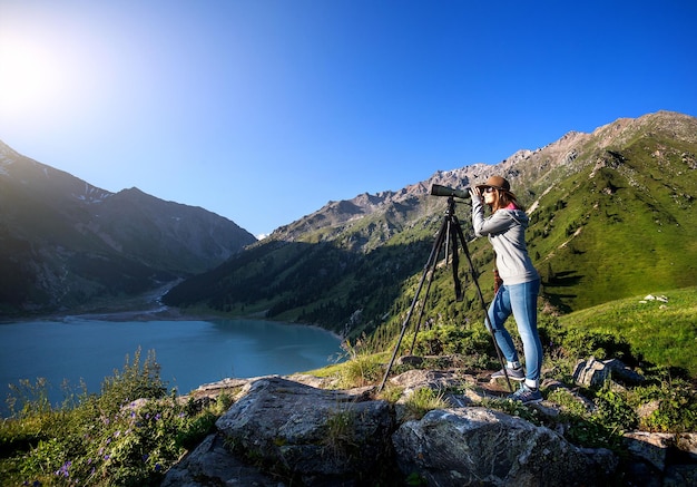 Touristische Frau in den Bergen bei Sonnenaufgang