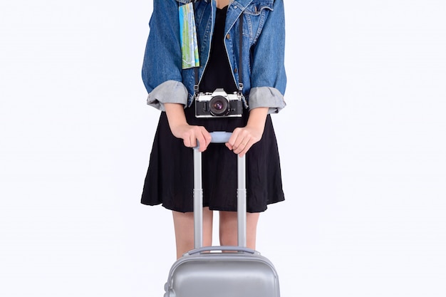 Touristische Frau mit Koffer und Kamera.
