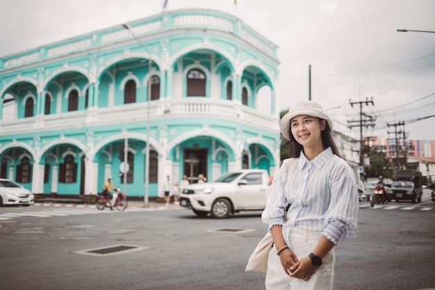 Touristische Frauen in der Altstadt von Phuket