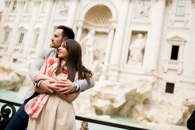 Touristische Paare auf Reise durch Trevi-Brunnen in Rom, Italien.