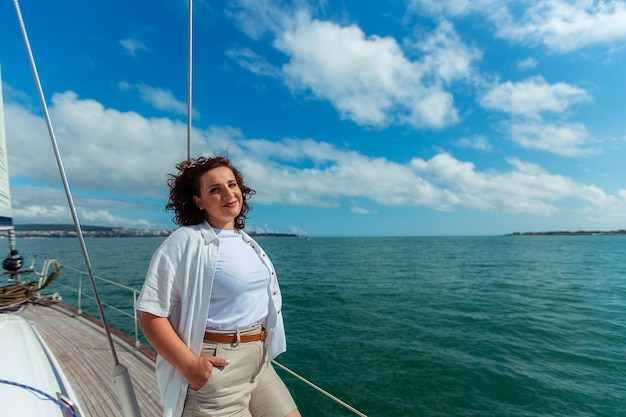 Touristische Reisende mit Sonnenbrille an einem Sommertag auf einer Yacht im Meer