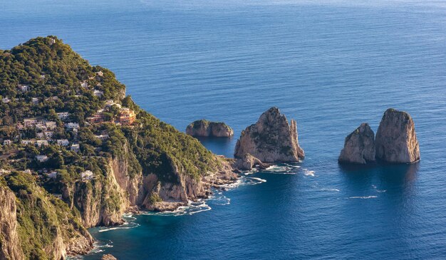 Touristische Stadt auf der Insel Capri im Golf von Neapel Italien Sonnenblauer Himmel