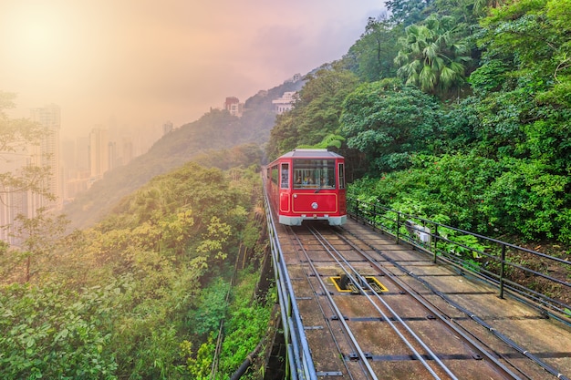 Touristische Straßenbahn an der Spitze, Victoria Peak Tram und Hong Kong City Skyline, Hong Kong