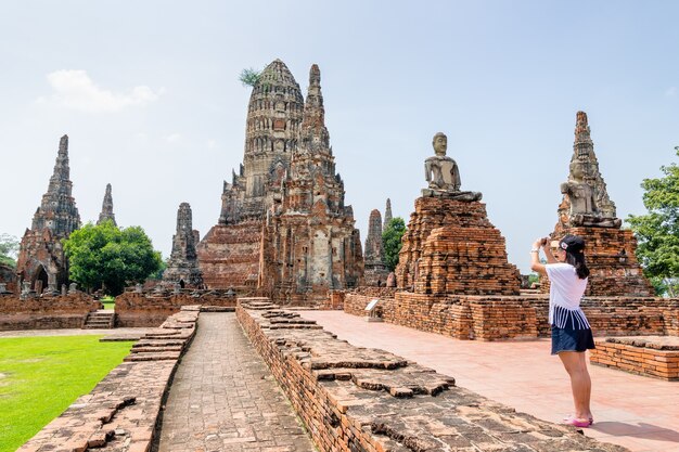 Touristische Teenager-Mädchen machen ein Foto alte Pagode von Wat Chaiwatthanaram ist buddhistische Tempel berühmte Touristenattraktion Religion im Ayutthaya Historical Park, Phra Nakhon Si Ayutthaya, Thailand