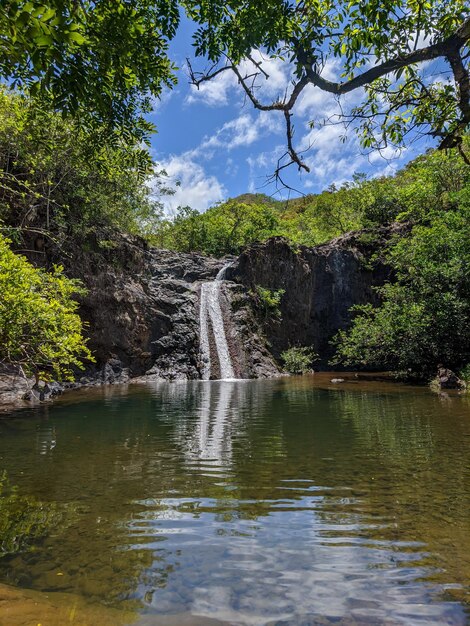 Touristische Wasserfälle mit kristallklarem Wasser in den Bergen von Panama