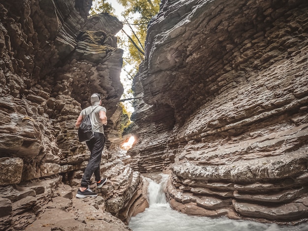 Touristischer entdecker betrachtet die felsriesen im canyon.