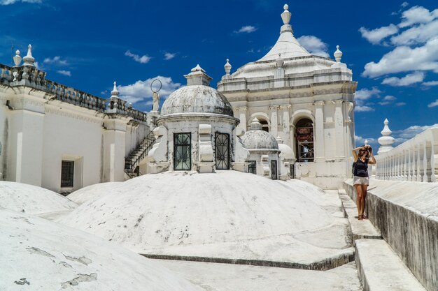 Touristischer Fotograf auf dem Dach der Kathedrale von Leon, Nicaragua