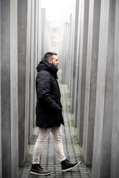 Touristischer Mann, der am Denkmal für die ermordeten Juden Europas im Berliner Tourismuskonzept spaziert