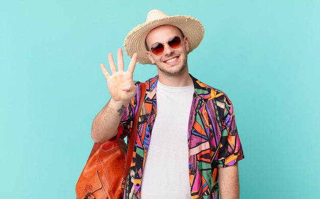 Touristischer Mann, der lächelt und freundlich aussieht, Nummer vier oder vier mit der Hand nach vorne zeigt und herunterzählt