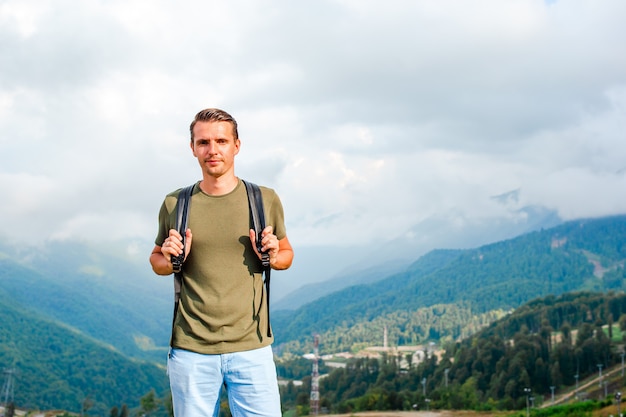 Touristischer Mann in den Bergen in der Szene des Nebels