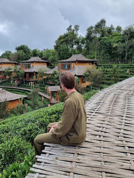 Touristischer mann in traditioneller kleidung in ban rak thai, einer chinesischen siedlung in mae hong son thailand