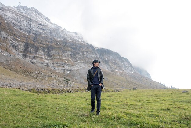 Touristischer Mann und schöne Ansicht des Talberges Saentis, die Schweiz