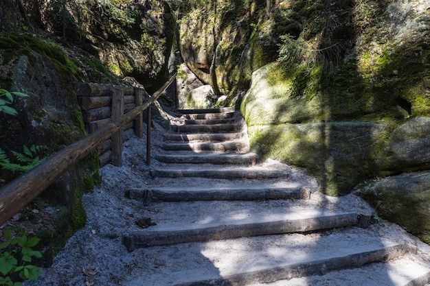 Touristischer Pfad zwischen Felstürmen und Mauern in Adrspach Rocks, Tschechische Republik